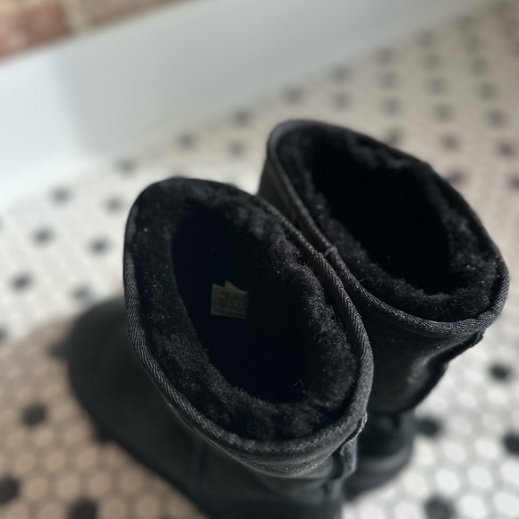 UGG CLASSIC SHORT BOOTS - Picture 5 of 6